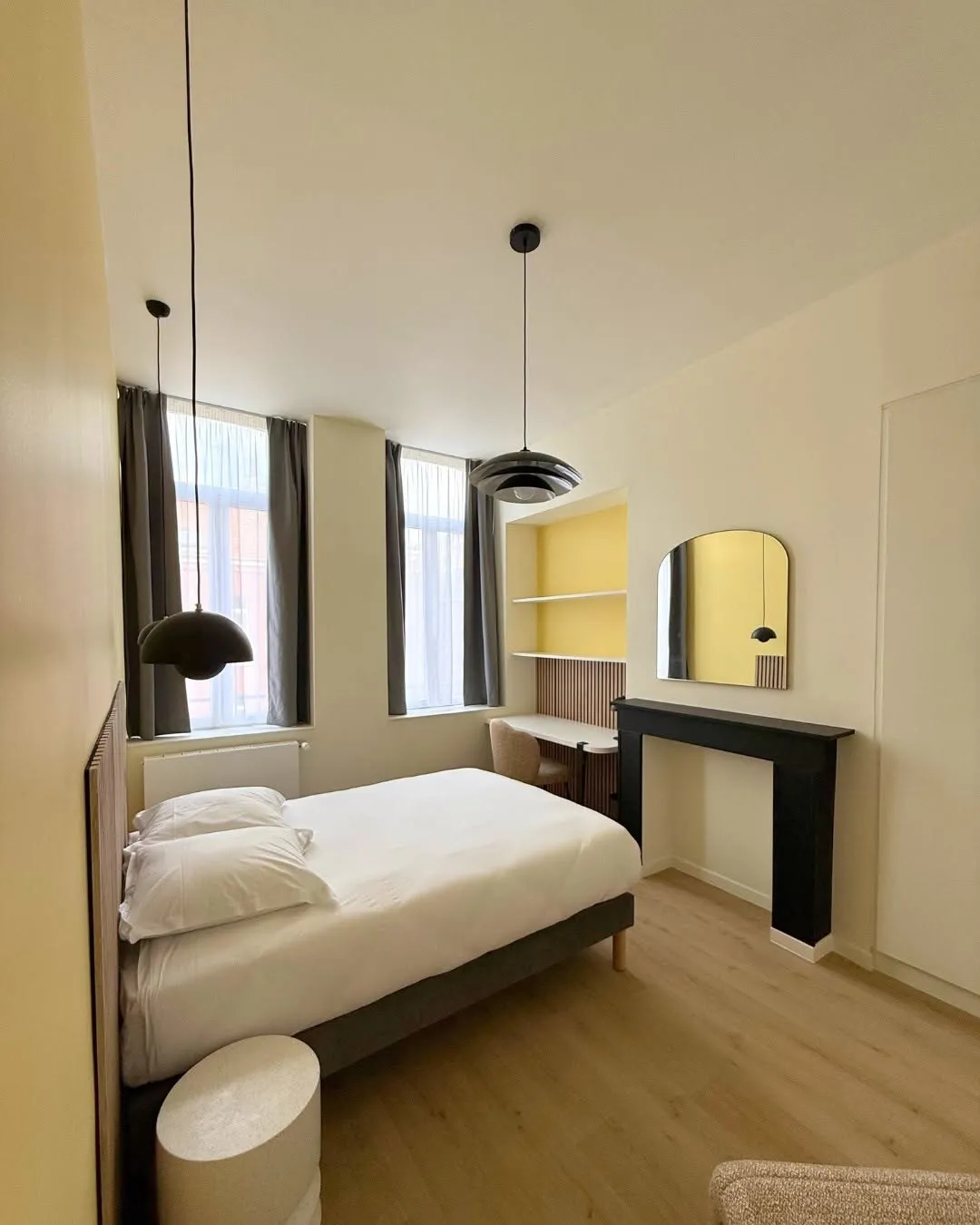 Chambre rénovée avec coin bureau