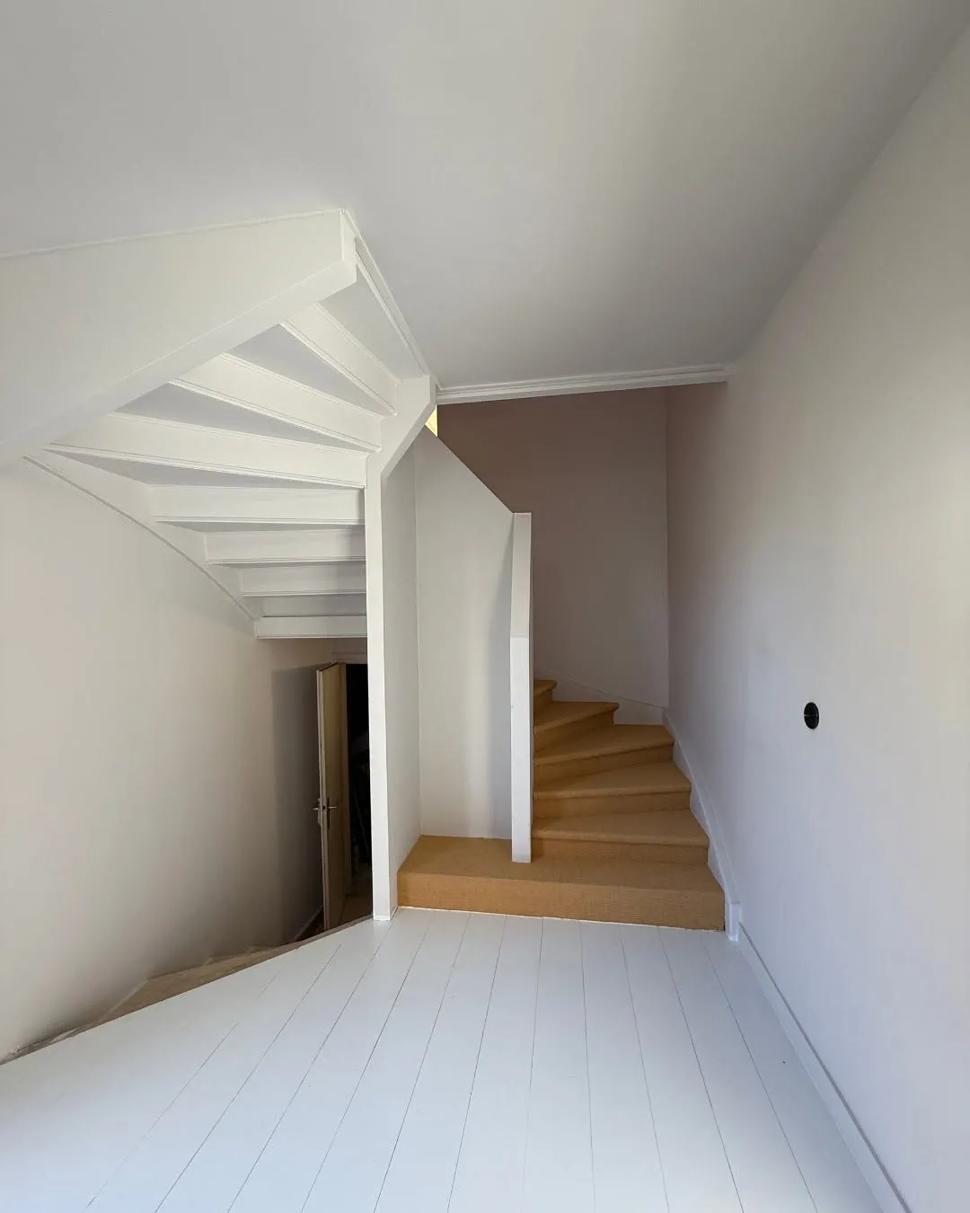 Escalier rénové, finitions bois et moquette
