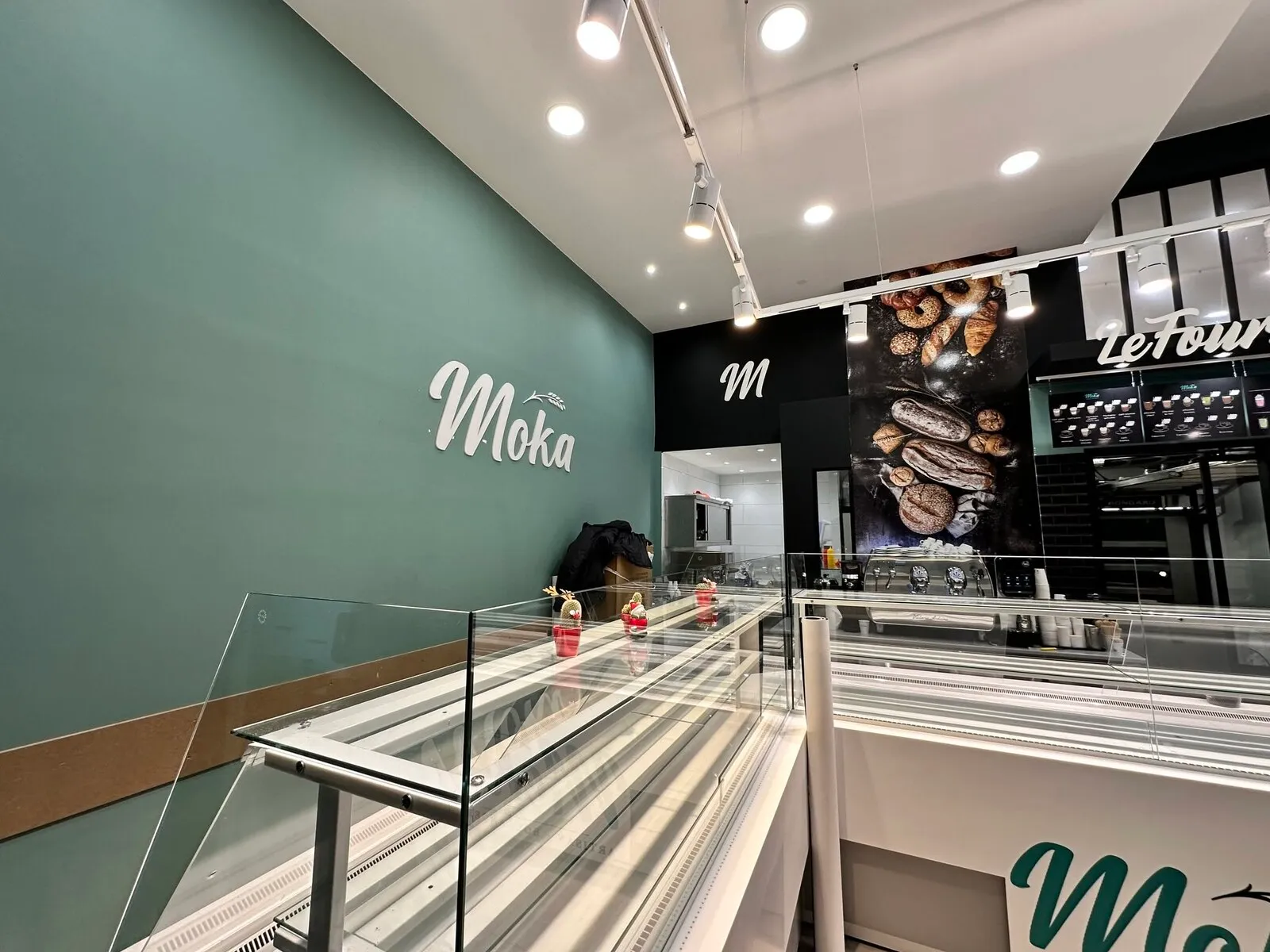 Aménagement de boulangerie-pâtisserie, comptoir et présentoirs