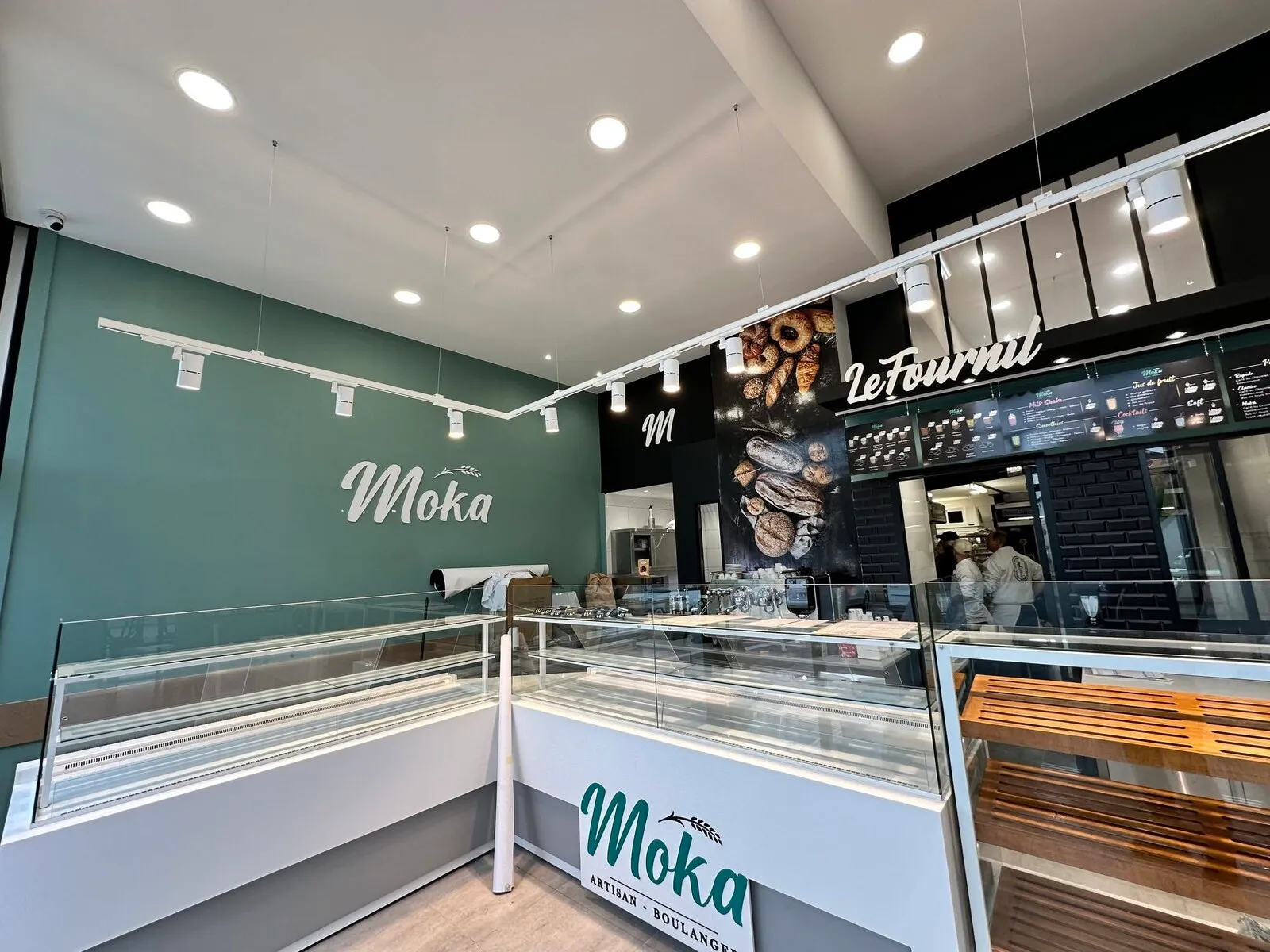 Aménagement de boulangerie-pâtisserie, enseigne et façade intérieure