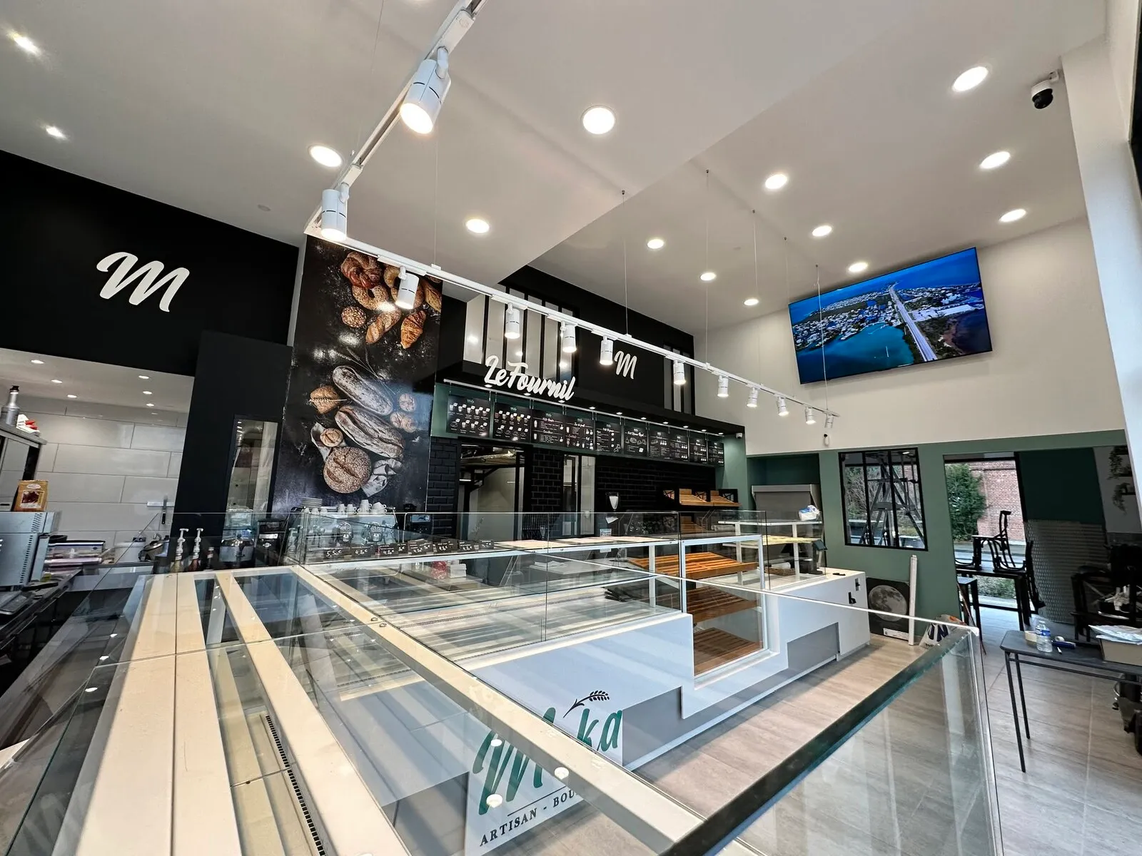 Aménagement de boulangerie-pâtisserie, vitrine et zone de vente