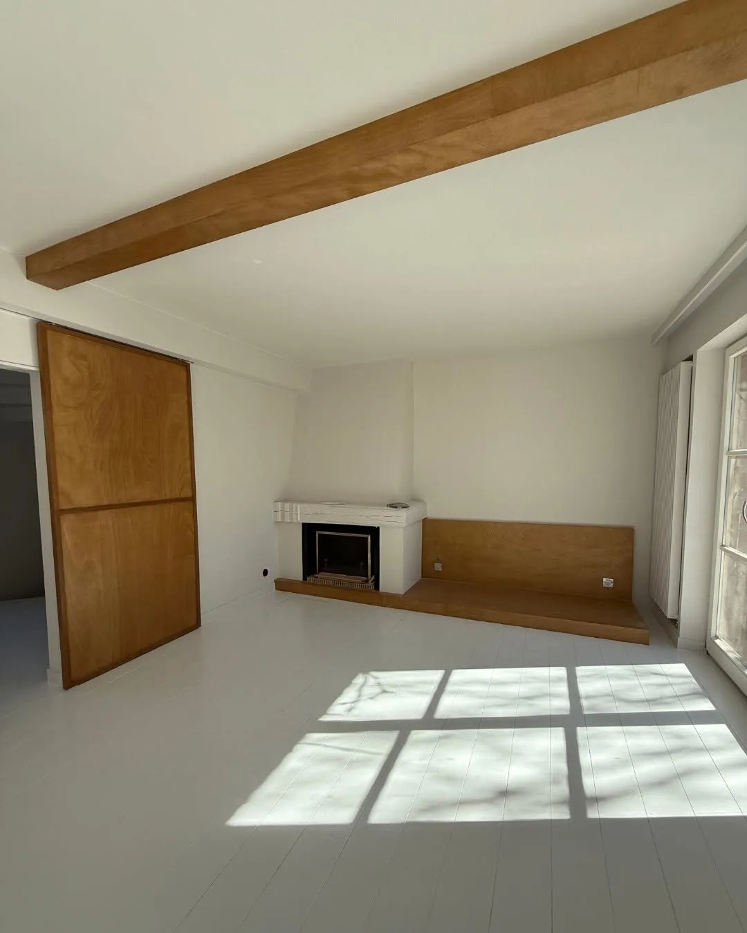 Salon avec cheminée et banc bois sur mesure